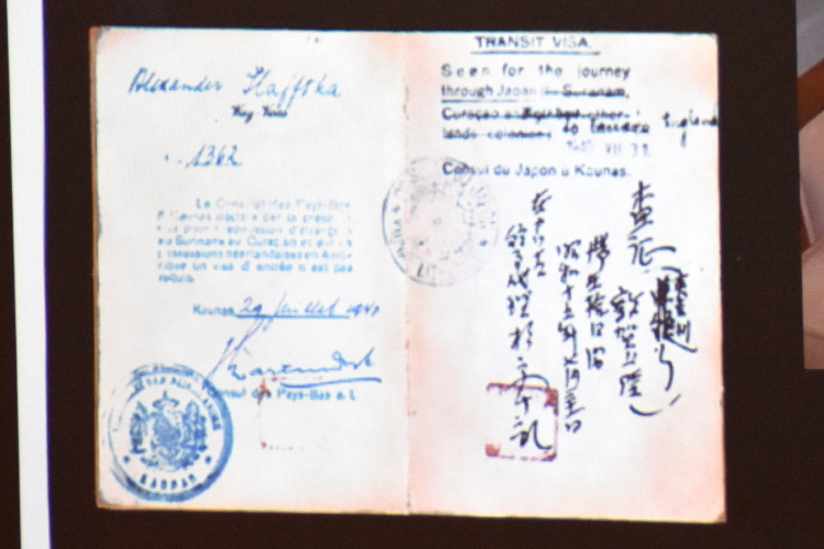 A Sugihara transit visa dated 1940 VII. 31 with the Curaçao destination crossed out and
            England written in